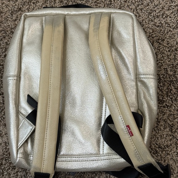 Levi's‎ Vegan Shine Brilliant Skade Gold Backpack - Picture 9 of 12